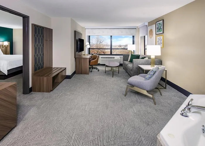 By Ihg Quincy